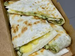 香草罗勒鸡肉奶酪饼-CIN CIN CANTINA&BAR