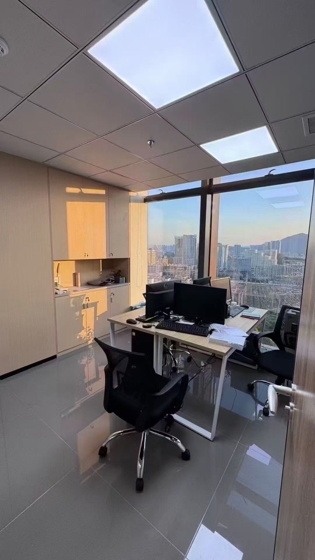 1,服务式大办公室
2