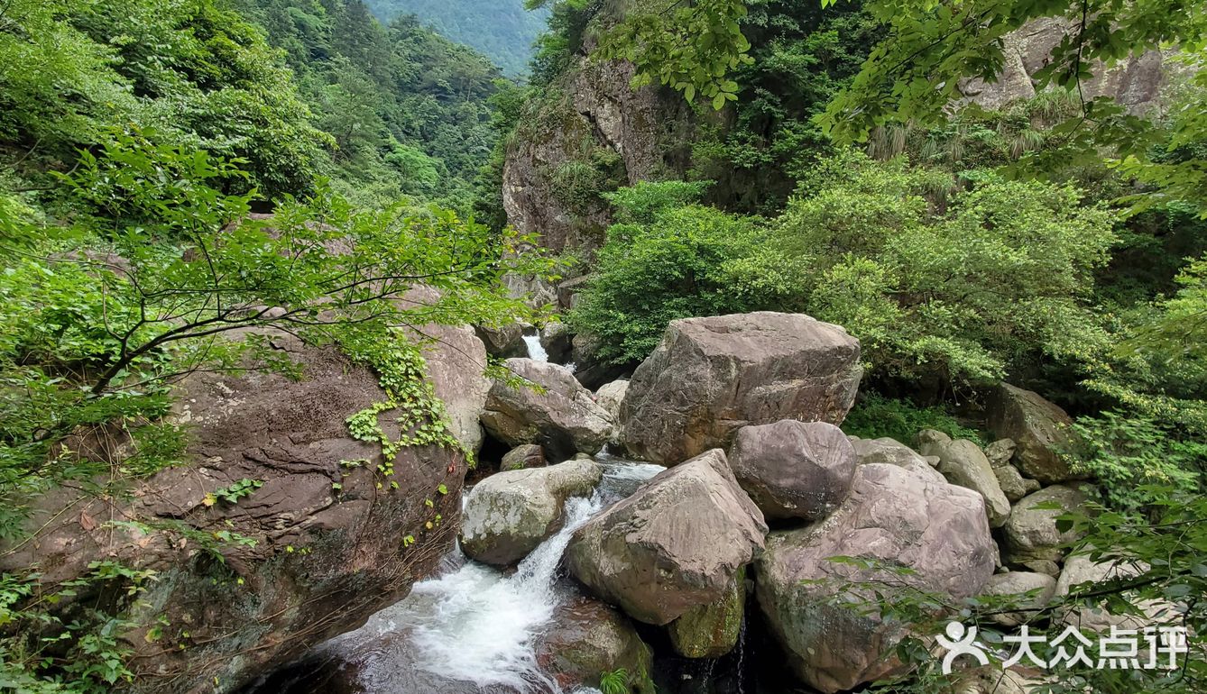 百杖潭景區位於磐安縣安文鎮沿著山路一路而上瀑布