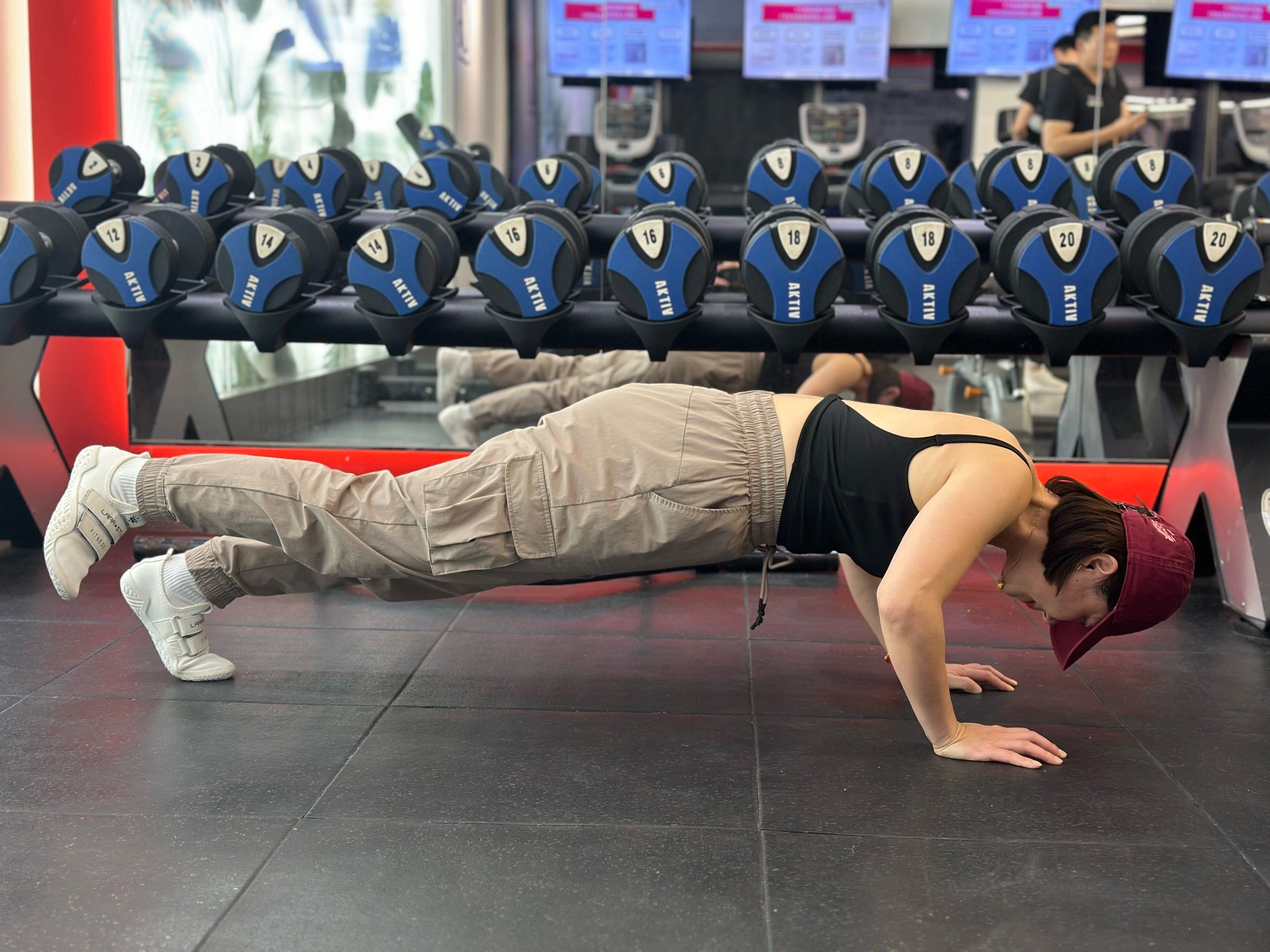 「wegymer健萌健身(红橡国际广场馆)」单腿俯卧撑