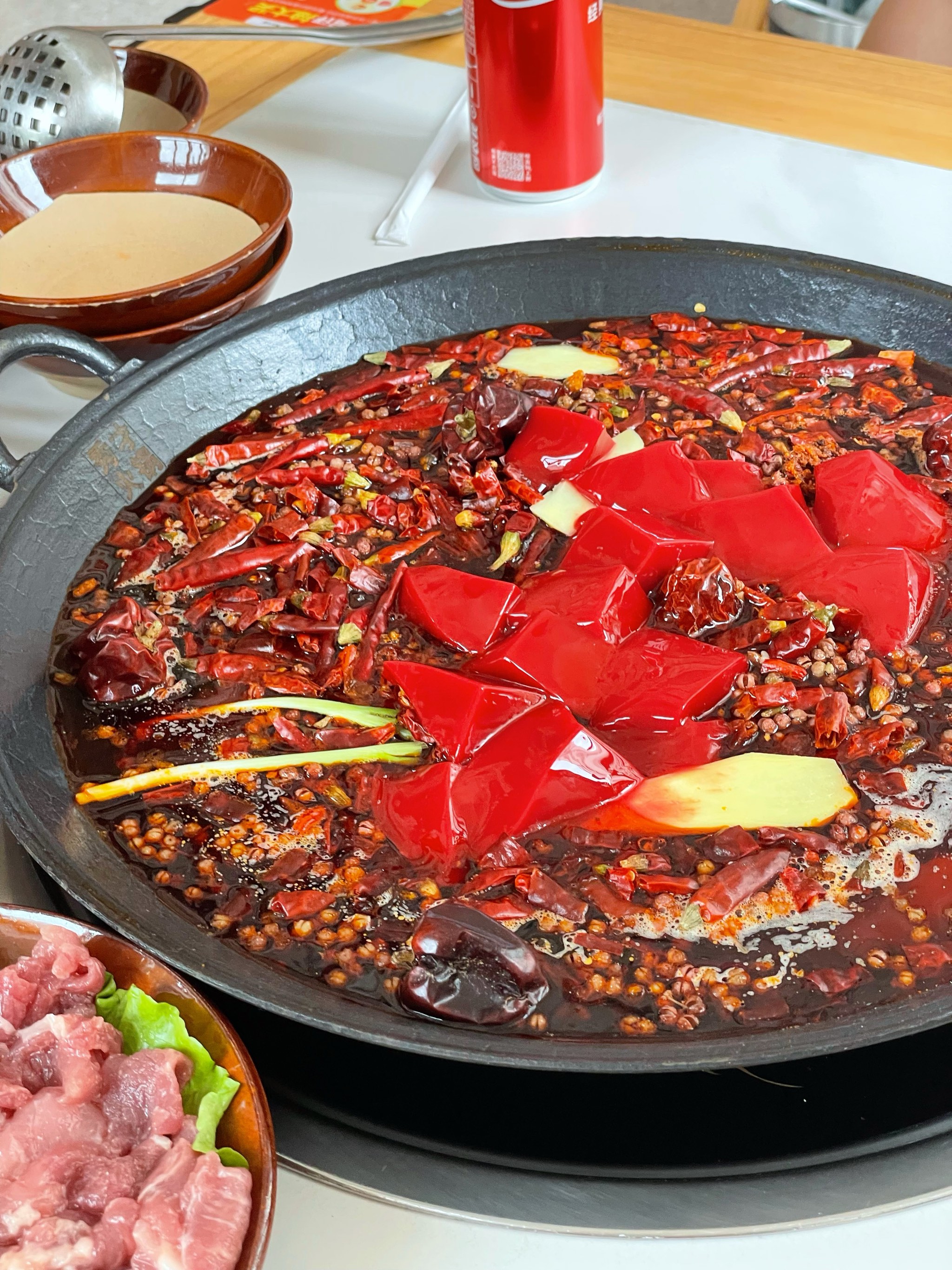 独栋重庆老火锅,麻麻辣辣,红汤超级香\n现炸酥肉强烈推荐!
