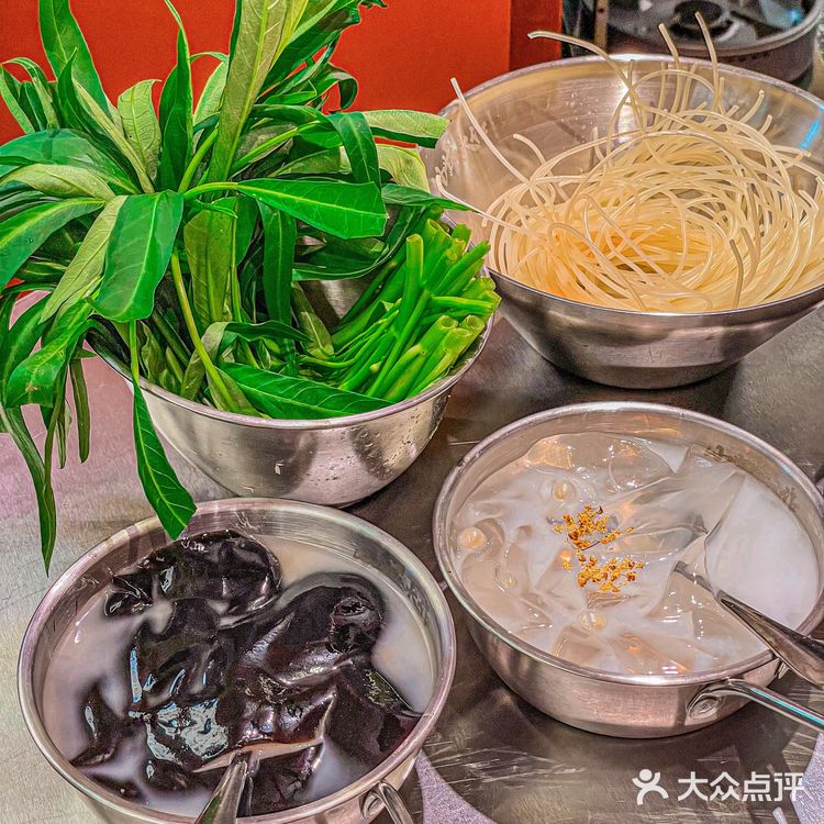 总要来广州吃一次ong菜加满的螺蛳粉鸭脚煲吧‼️