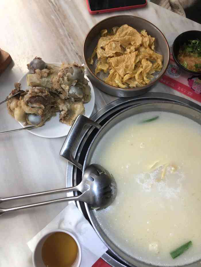 骨之味·筒骨汤火锅(漳州天下店)-"位置在天下广场,晚上去吃宵夜,看到