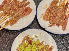 -何妹湿辣牛肉·粤式烧烤砂煲(桂雅路店)