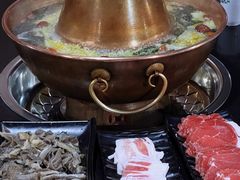 -果松木炭酸菜铜火锅·外婆参鸡汤