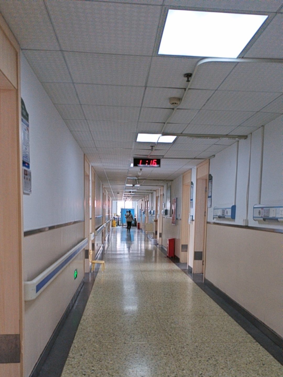 医院走廊的无声陪伴