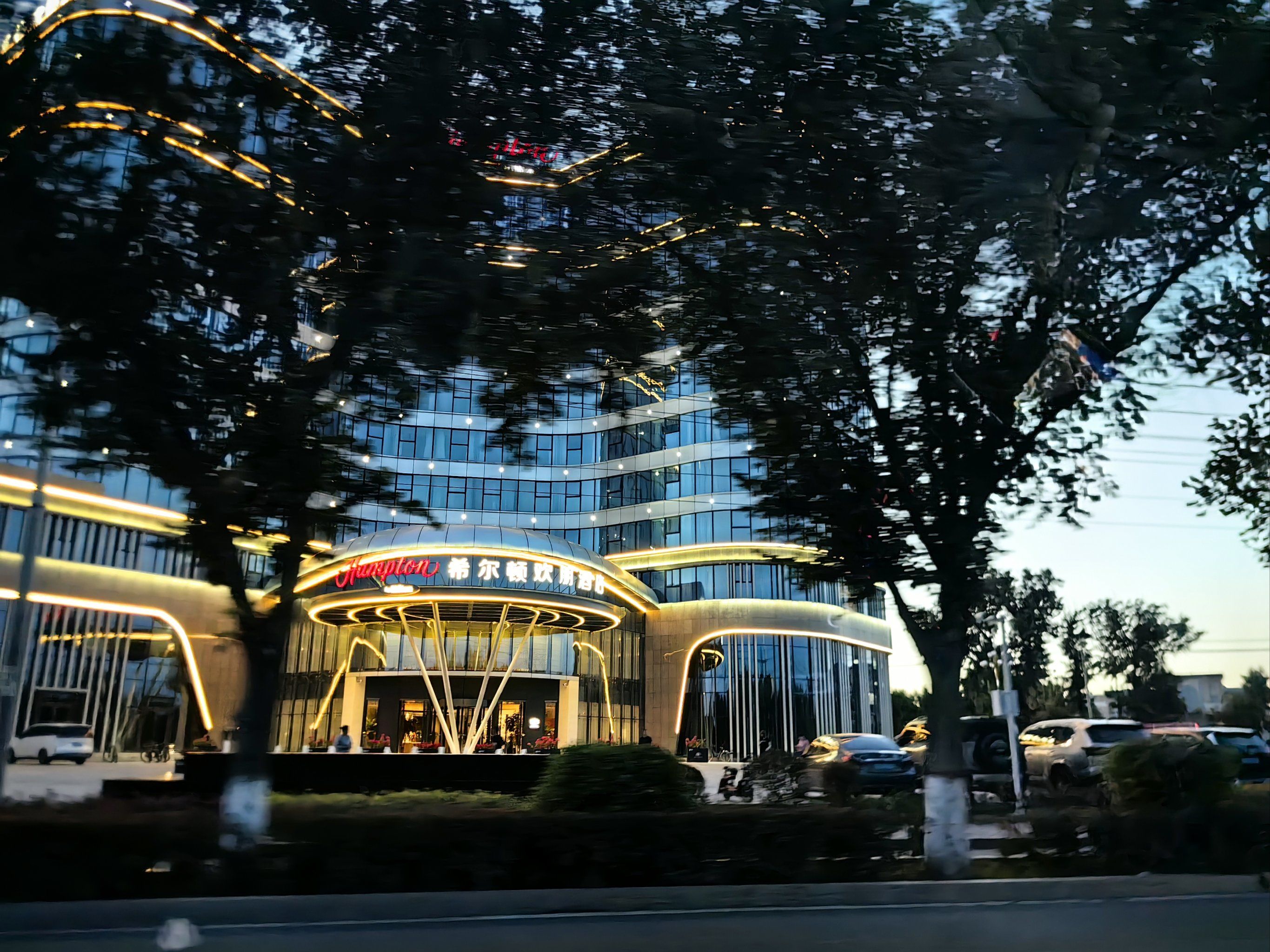 应该开业不超过两个月.灯光摇曳这夜色中,还挺有调调的