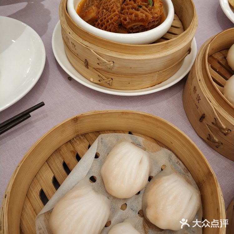 肉质紧实，好吃。叉烧酥我的最爱，外皮酥软
