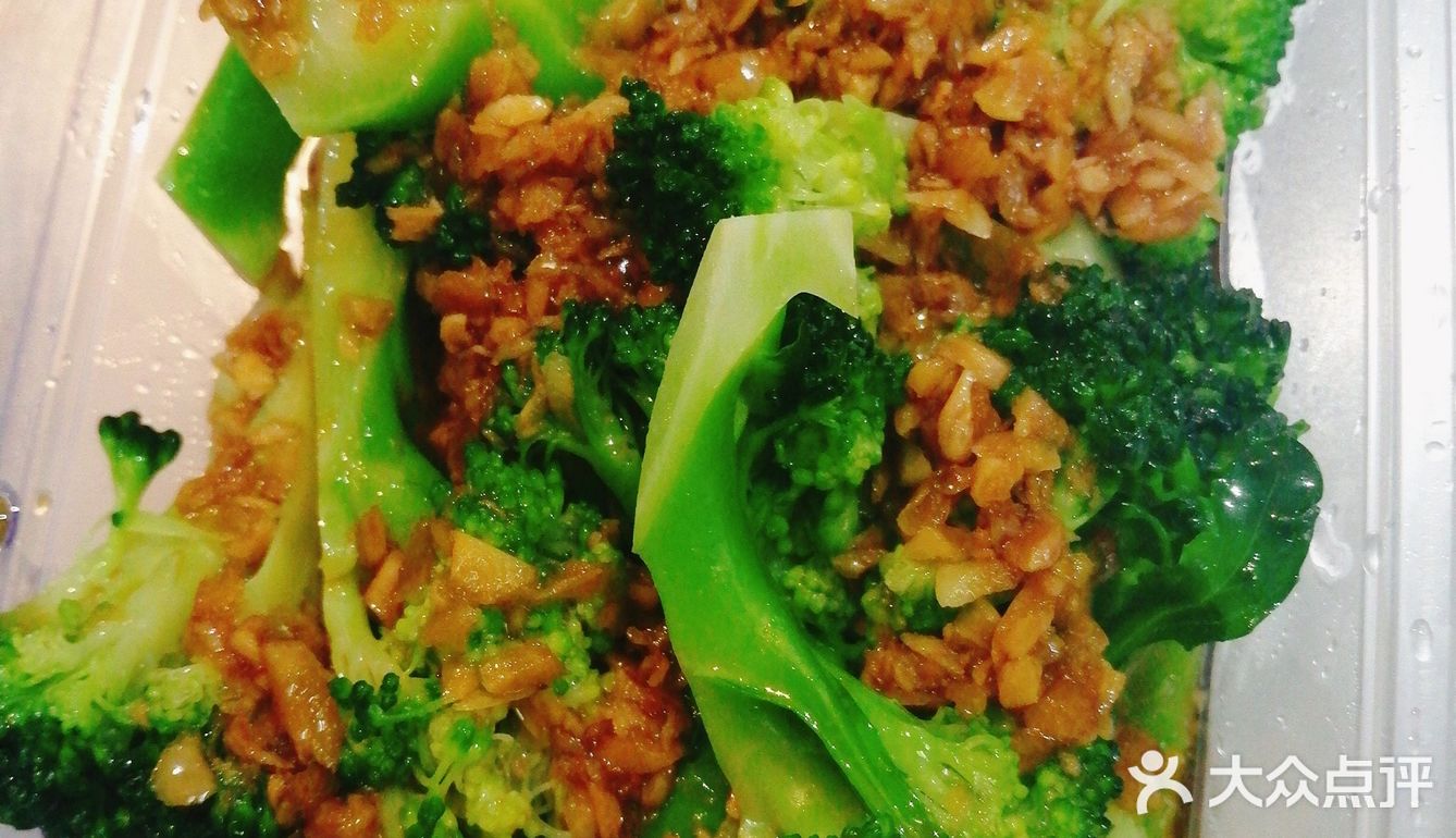 今天下好大的雨呀，正好经过光头卤店，就进来他们家用餐