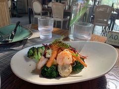 鲜虾牛油果沙律-喜洲吧·江畔老船厂·庭院餐厅(喜临院店)