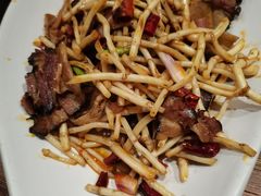 折耳根炒肉片-云海肴·汽锅鸡·云南菜(美罗城店)