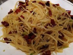 醋溜淀粉球，p20拍着漂亮，着实难吃-小俩口烧烤东北菜(双井店)