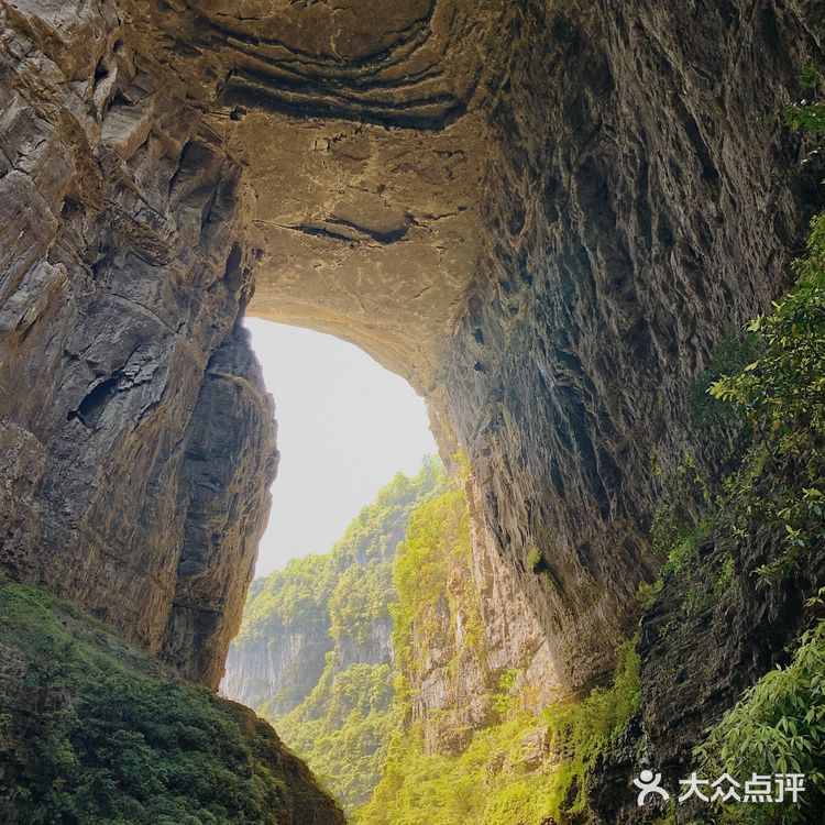 比较知名的除了重庆武隆天坑地缝风景区