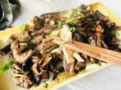 腊肉炒野菌-茂县小辣椒川菜馆-羌家铜锅土火锅