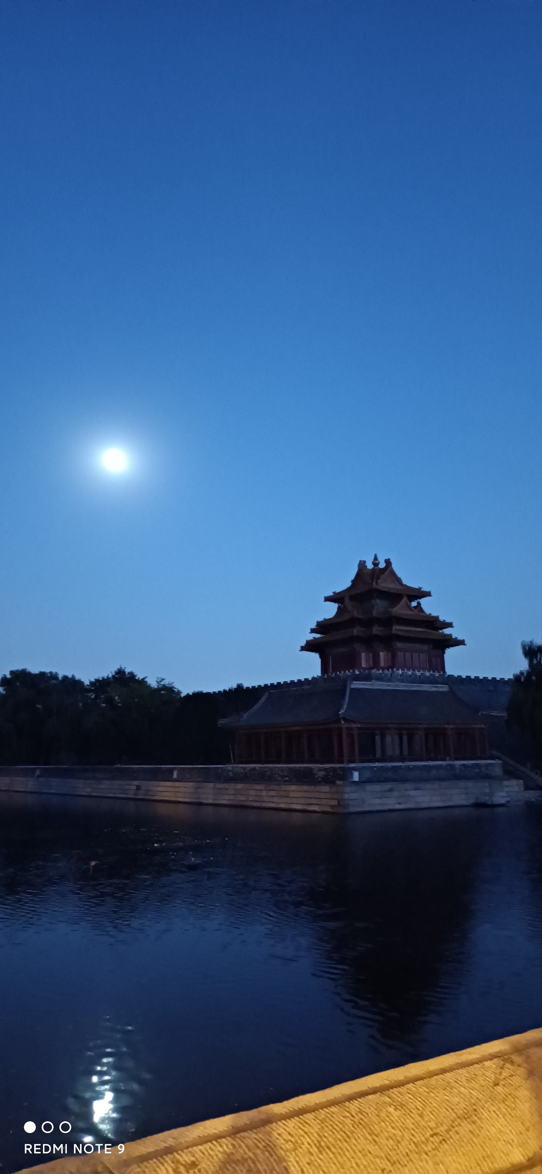 妹妹教会我用手机广角拍摄,头一次把故宫角楼夜景拍的这么美.