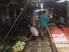 -席娜卡琳火车铁道夜市
