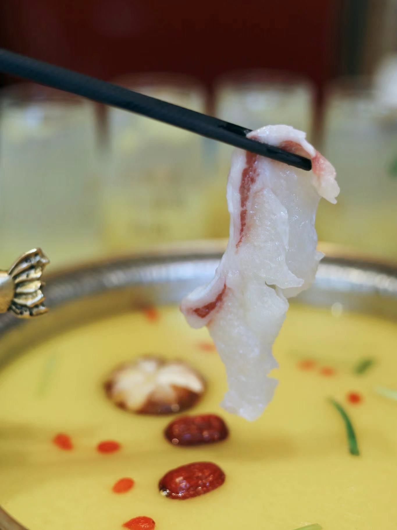 「大西洋·虎皮大斑鱼浓汤火锅(昆明店)」
鱼养鱼的概念还是很新鲜!