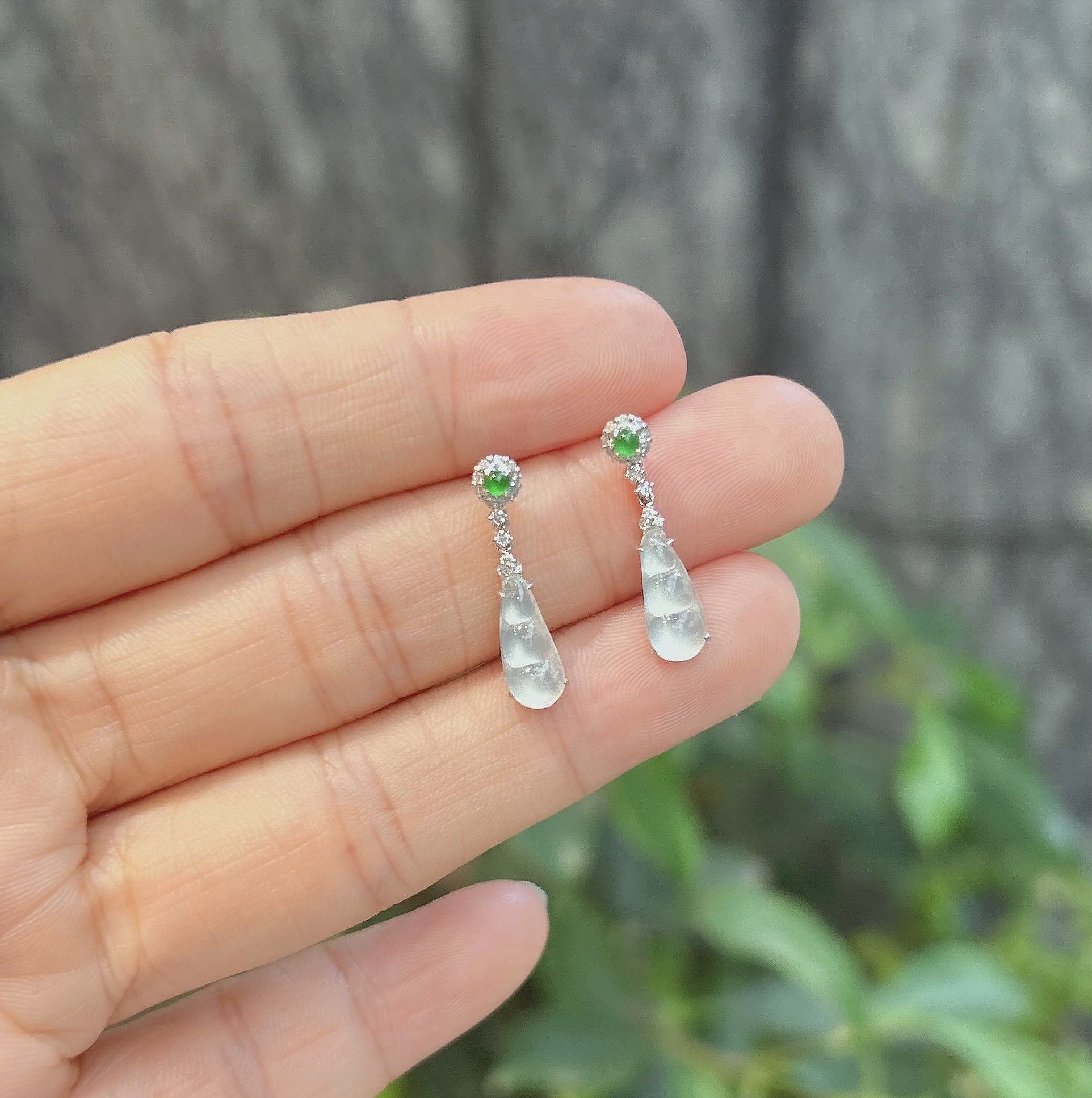 伟德国际上海市第一中级人民法院关于翡翠挂件（葫芦形）（第一次拍卖）的公告