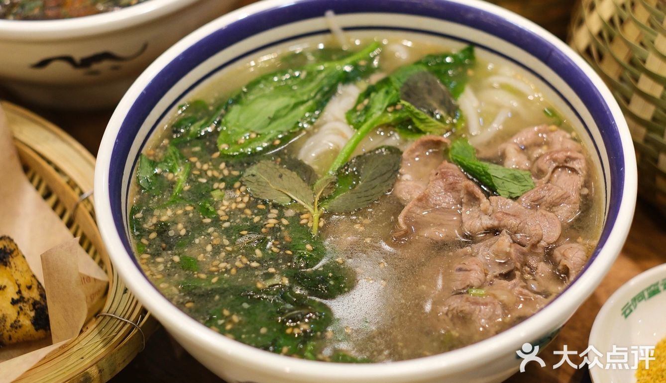 云阿蛮不就是我在云南排队嗦的生烫牛肉米线！