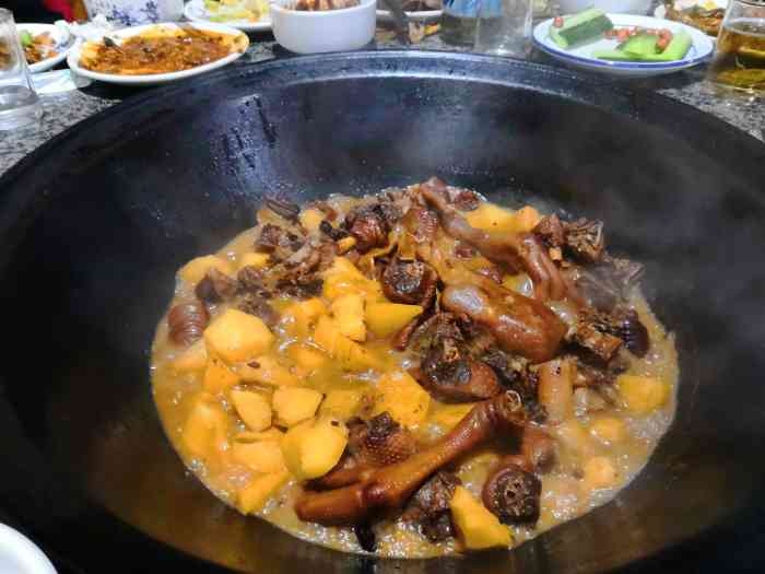 绿野山庄铁锅炖-"味道很正宗,鱼肉也特别的新鲜,老板和店里.