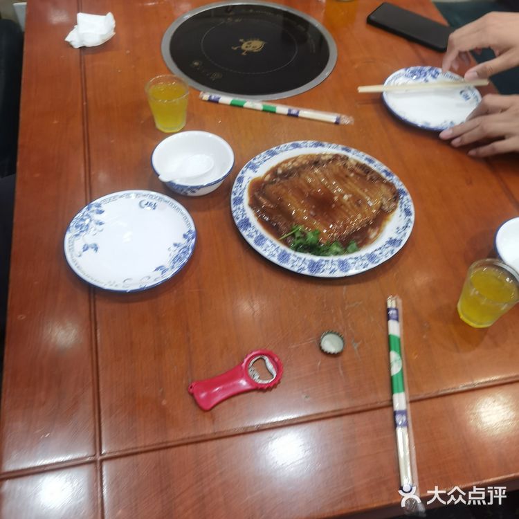 他家的扒肉条、水爆肚和锅包肉都是特色菜，菜码大
