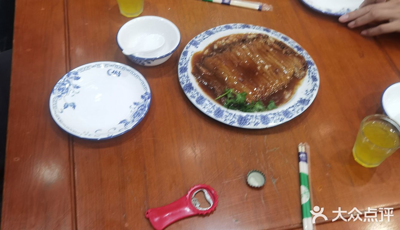 他家的扒肉条、水爆肚和锅包肉都是特色菜，菜码大