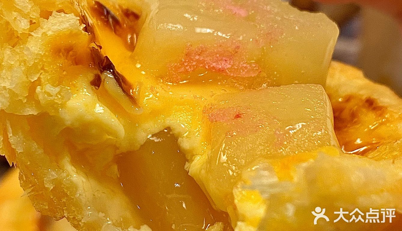 上面还撒有莓果粉，一口咬下去真的太满足了