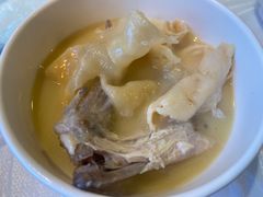 浓厚原只鸡煲花胶汤-鲜入围煮花胶鸡海鲜火锅