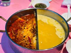 黄鱼花胶浓汤拼麻辣浓汤-行家海鲜火锅酒家(静安寺店)