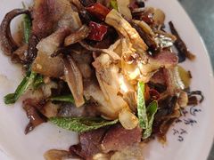 菌香炒腊肉-土砂锅生态山庄·非遗砂锅雅鱼