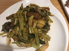 自制酸菜炒牛肉-宏记广东客家菜(丰汇店)