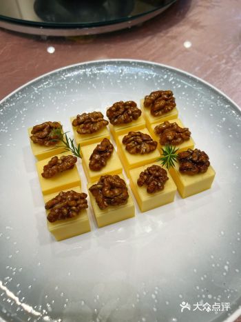 地址选在了太湖饭店，首先，环境非常好，很安静