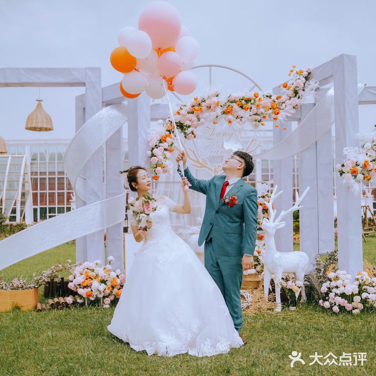 『草坪婚礼｜户外婚礼的绝美颜色』