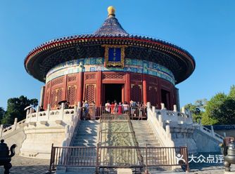 北京有许多非常有名的公园，譬如香山公园、北海公园、天
