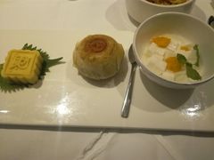 绿豆饼鲜肉月饼杏仁豆腐点心拼盘-Yan Ting 宴庭中餐厅(上海静安瑞吉酒店)
