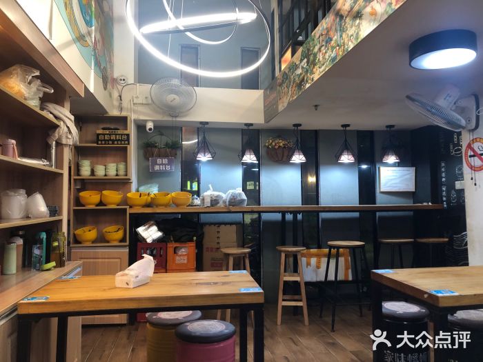 家味螺蛳粉&烤鱼(安远路店)大堂图片