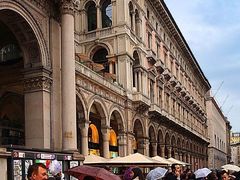 拱廊南大门外是米兰大教堂广场-埃马努埃莱二世拱廊