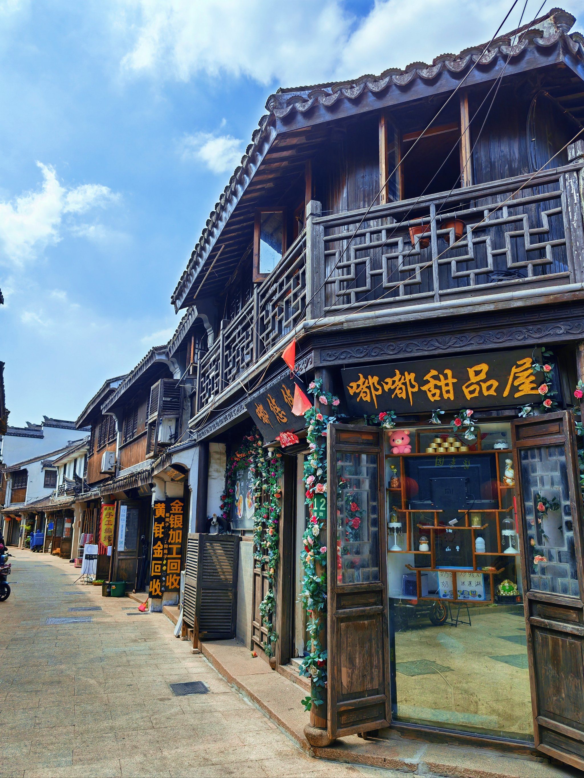 90景点介绍
罗店古镇已经有六七百年的历史了,四舍五入也算千年