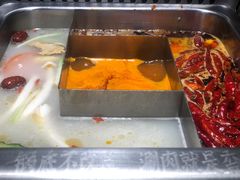 牛油骨汤番茄三味锅-味舵主重庆火锅(邓尉路店)