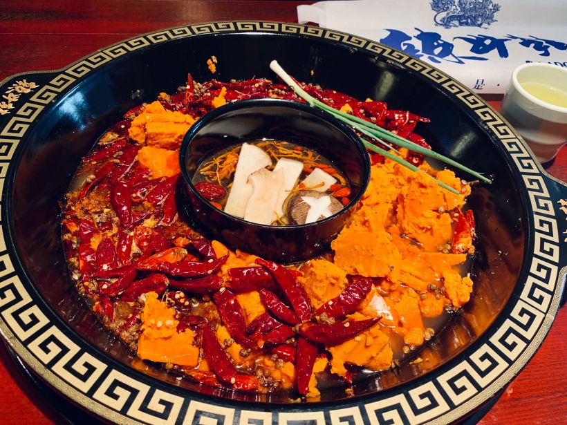 锅底味道说不上多么惊艳,但也说不上哪里不对,有成都火锅那个味,足够