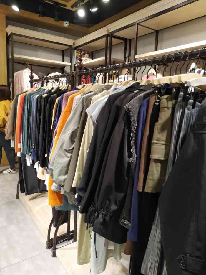 优衣街区(解放南路)-"优衣街区位于解放南路,鲁迅路口公交站旁边.