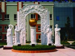 校门-上海市民办金苹果学校