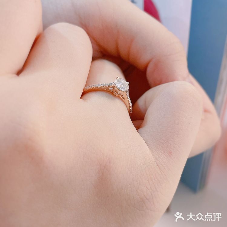 戴上我美美的钻戒呀