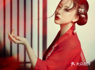 那年那月下的烛光 那女子红衣黑发     