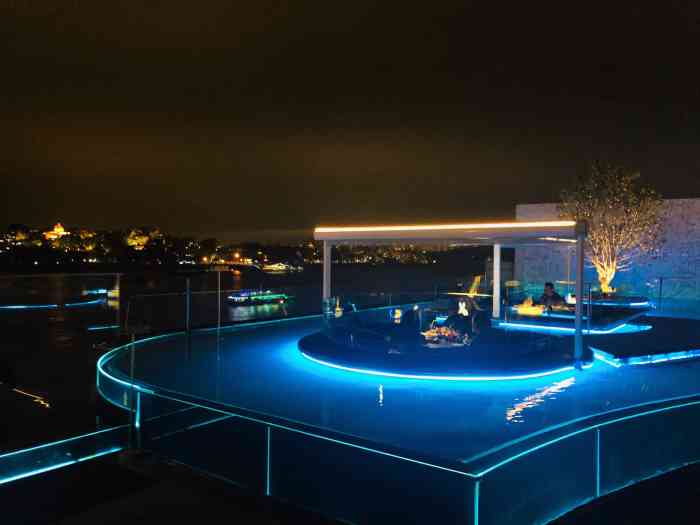 reme roof-"微醺于风,落日于海.厦门首家全海景观景酒.