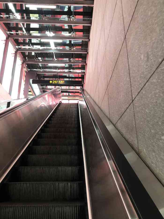 灵岩南路地铁站-"灵岩南路地铁站,是六号线往东方体育中心方.