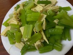 芹菜腐竹-宝瑞门钉肉饼店
