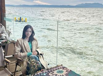 又和朋友来喝下午茶 这家店真的环境太好了…