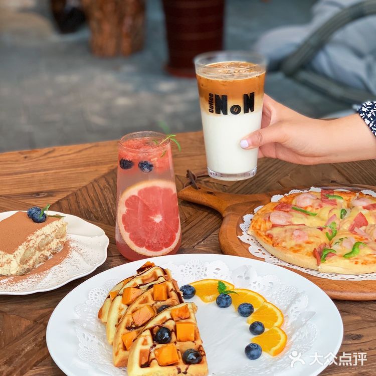 青岛首家油画咖啡厅🎨就藏在金沙滩啤酒城‼️