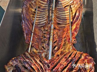 小羊烤的非常好吃，适合聚餐团建他们家的烤全羊